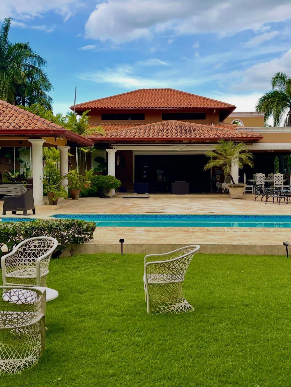 Lujosa villa en metro country club | Juan dolio